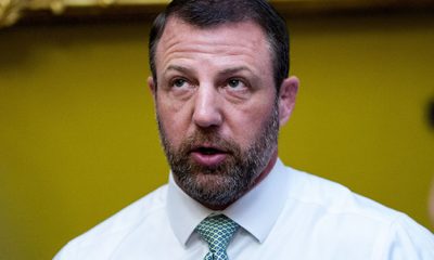 En inmigración, Mullin es otro clon de Trump