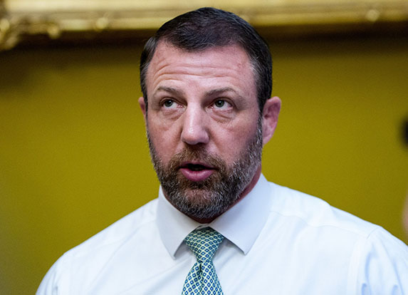 En inmigración, Mullin es otro clon de Trump