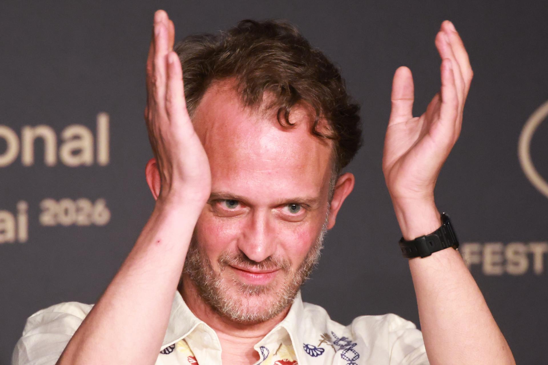 El director Emmanuel Marre asiste a la rueda de prensa de 'Un hombre de su tiempo' (Notre Salut) durante el 79º Festival de Cine de Cannes, en Cannes, Francia, el 21 de mayo de 2026. El festival se celebra del 12 al 23 de mayo de 2026.(Cine, Francia) EFE/EPA/CLEMENS BILAN / POOL