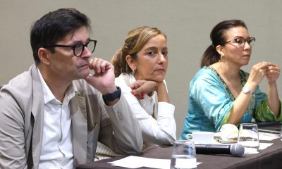 El coordinador del proyecto Apoyo a la Alianza para el Desarrollo en Democracia (ADD), Xabier Meilán (i), junto a la periodista argentina Sol Lauría (c) participan en el lanzamiento de la 'Guía de Acceso a la Información Pública', un manual que busca fortalecer la transparencia en la gestión gubernamental y el conocimiento de periodistas y el resto de la ciudadanía para obtener datos de interés como forma de rendir cuentas al Estado, este viernes en Ciudad de Panamá (Panamá). EFE/ Carlos Lemos