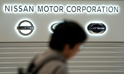 Fotografía de archivo, tomada el 08/10/2019, que muestra a una persona caminando frente al logo de Nissan en Tokio, Japón. EFE/EPA/KIMIMASA MAYAMA