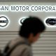 Fotografía de archivo, tomada el 08/10/2019, que muestra a una persona caminando frente al logo de Nissan en Tokio, Japón. EFE/EPA/KIMIMASA MAYAMA