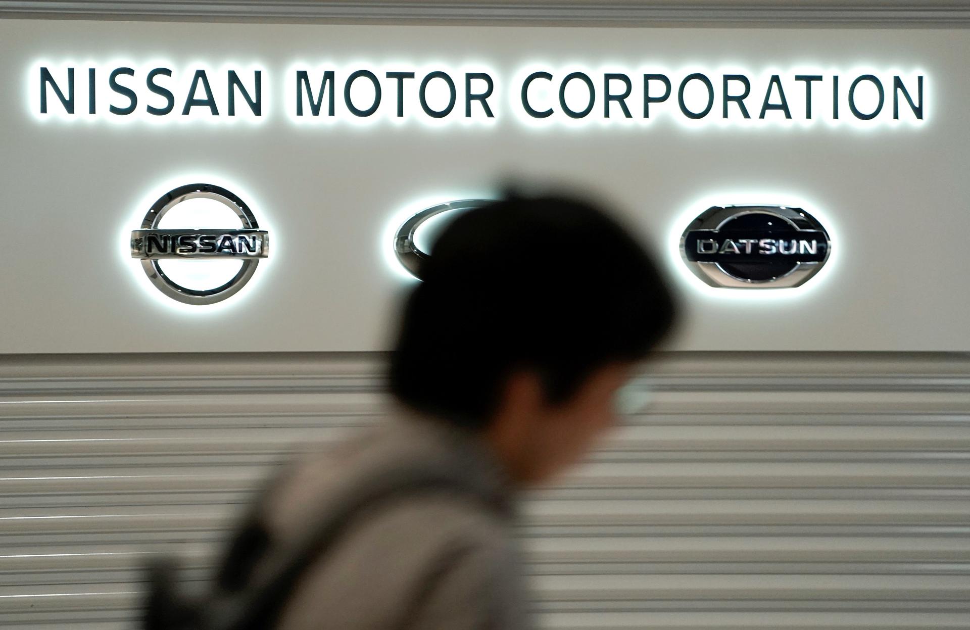 Fotografía de archivo, tomada el 08/10/2019, que muestra a una persona caminando frente al logo de Nissan en Tokio, Japón. EFE/EPA/KIMIMASA MAYAMA