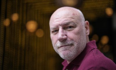- El escritor británico Alan Parks ha hablado este lunes con EFE de la primera parte de su nueva trilogía, 'Cielo rojo sobre Glasgow', una serie protagonizada por el expolicía Joseph Gunner, que transcurre en unas semanas infaustas que vivió la ciudad escocesa durante la Segunda Guerra Mundial. EFE/Alejandro García