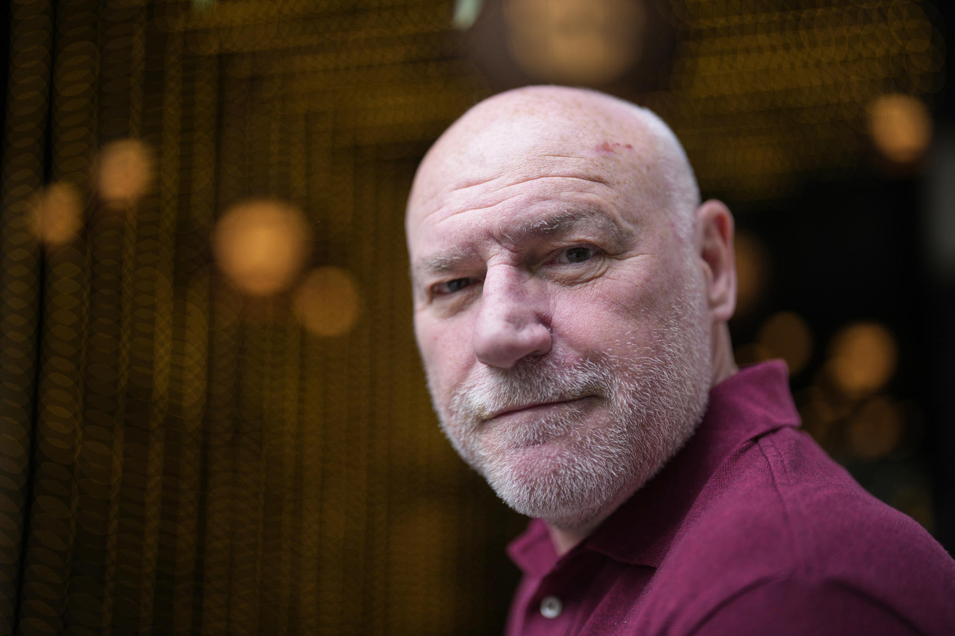 - El escritor británico Alan Parks ha hablado este lunes con EFE de la primera parte de su nueva trilogía, 'Cielo rojo sobre Glasgow', una serie protagonizada por el expolicía Joseph Gunner, que transcurre en unas semanas infaustas que vivió la ciudad escocesa durante la Segunda Guerra Mundial. EFE/Alejandro García