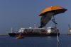 Un barco de abastecimiento proporciona combustible al crucero MV Hondius, fondeado desde el domingo en el puerto canario de Granadilla de Abona (Tenerife, Atlántico). EFE/Miguel Barreto