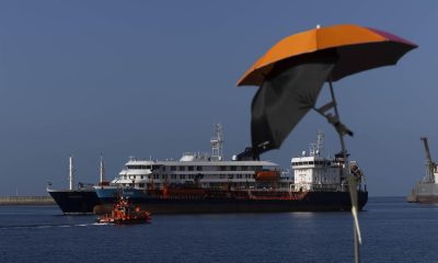 Un barco de abastecimiento proporciona combustible al crucero MV Hondius, fondeado desde el domingo en el puerto canario de Granadilla de Abona (Tenerife, Atlántico). EFE/Miguel Barreto