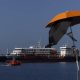 Un barco de abastecimiento proporciona combustible al crucero MV Hondius, fondeado desde el domingo en el puerto canario de Granadilla de Abona (Tenerife, Atlántico). EFE/Miguel Barreto