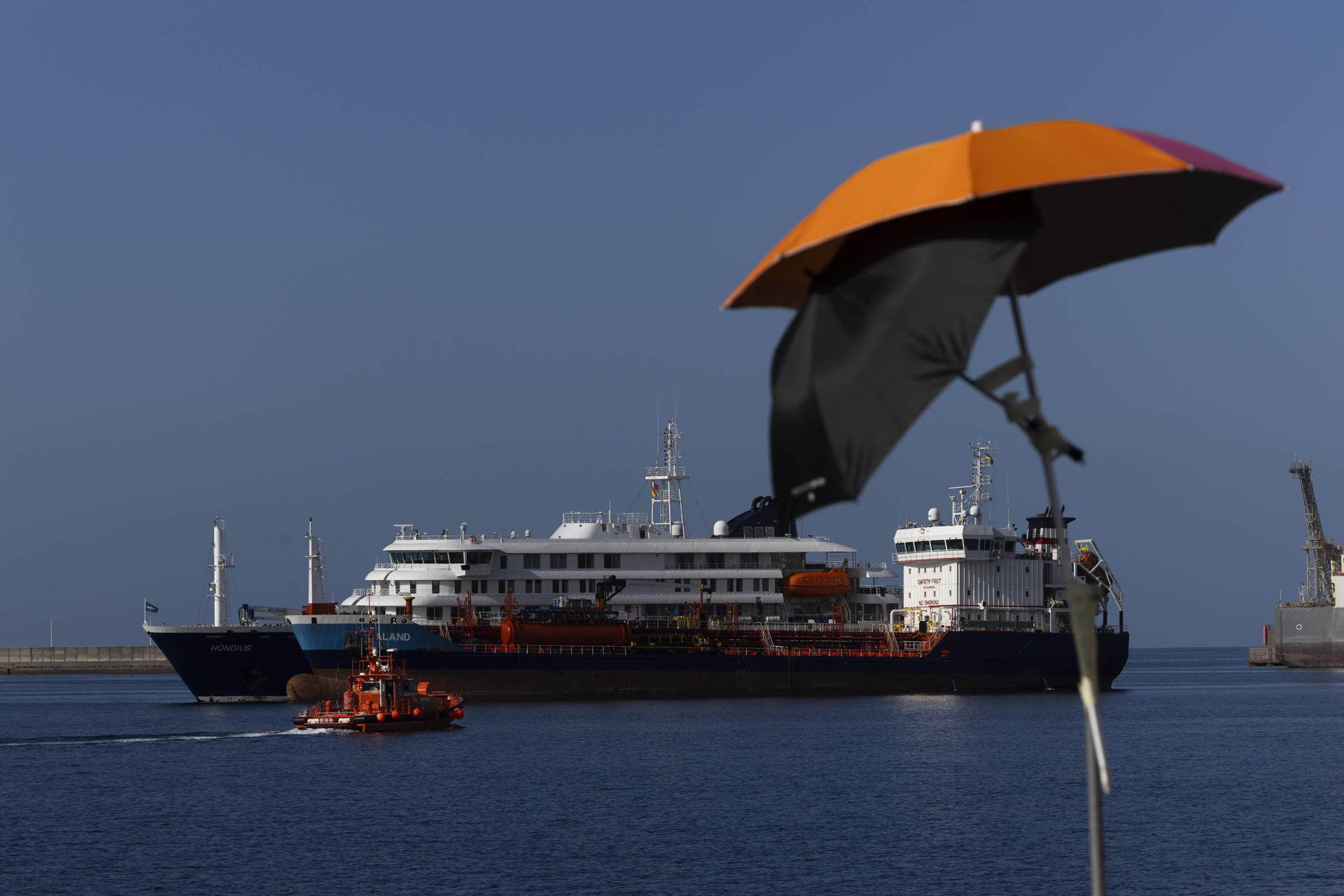 Un barco de abastecimiento proporciona combustible al crucero MV Hondius, fondeado desde el domingo en el puerto canario de Granadilla de Abona (Tenerife, Atlántico). EFE/Miguel Barreto