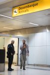 El activista brasileño Thiago Ávila (c), integrante de la Flotilla Global Sumud, saluda a su llegada a Brasil después de ser deportado por Israel, este 11 de mayo de 2026 en Sao Paulo (Brasil). EFE/ Isaac Fontana
