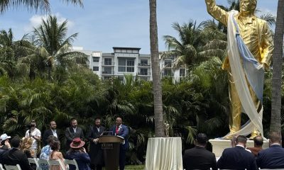 Fotografía tomada de la cuenta en X @pastormarkburns del pastor Mark Burns (c) durante la inauguración de la estatua dorada del presidente de Estados Unidos, Donald Trump, este jueves en Doral, Florida (Estados Unidos). EFE/ @pastormarkburns
