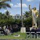Fotografía tomada de la cuenta en X @pastormarkburns del pastor Mark Burns (c) durante la inauguración de la estatua dorada del presidente de Estados Unidos, Donald Trump, este jueves en Doral, Florida (Estados Unidos). EFE/ @pastormarkburns