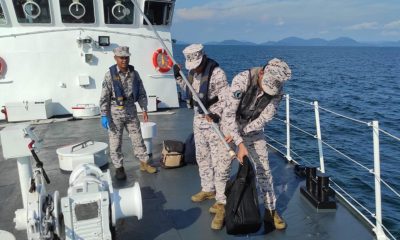 (MALASIA), 12/05/2026.- Fotografía cedida por Guardia Costera de Malasia que muestra a los participantes del operativo de búsqueda y rescate puesto en marcha tras el naufragio el 11 de mayo de 2026 de una embarcación que supuestamente transportaba a 37 migrantes indonesios indocumentados. EFE/ Guardia Costera de Malasia /SOLO USO EDITORIAL/ NO VENTAS/ SOLO DISPONIBLE PARA ILUSTRAR LA NOTICIA QUE ACOMPAÑA (CRÉDITO OBLIGATORIO)