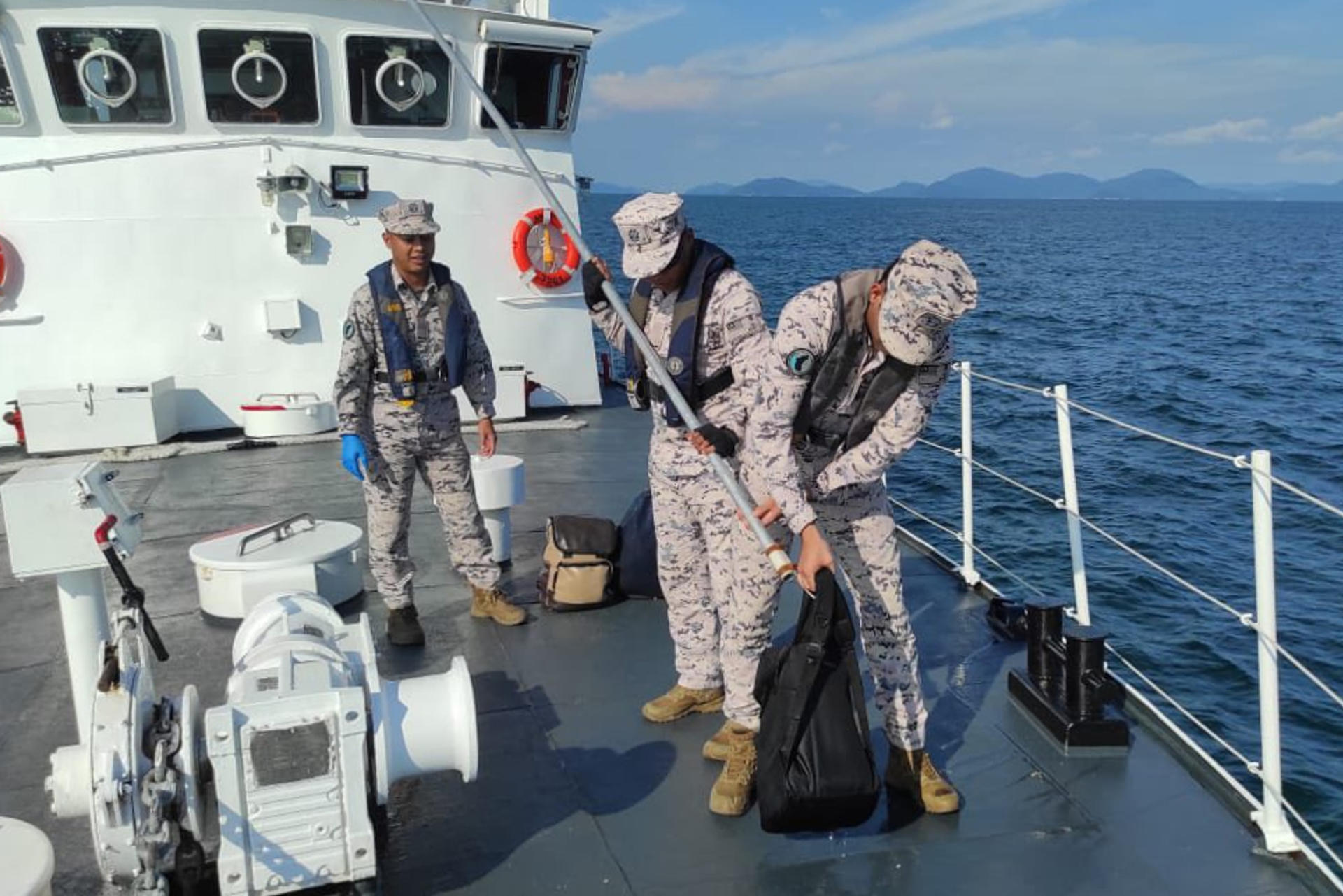 (MALASIA), 12/05/2026.- Fotografía cedida por Guardia Costera de Malasia que muestra a los participantes del operativo de búsqueda y rescate puesto en marcha tras el naufragio el 11 de mayo de 2026 de una embarcación que supuestamente transportaba a 37 migrantes indonesios indocumentados. EFE/ Guardia Costera de Malasia /SOLO USO EDITORIAL/ NO VENTAS/ SOLO DISPONIBLE PARA ILUSTRAR LA NOTICIA QUE ACOMPAÑA (CRÉDITO OBLIGATORIO)