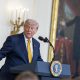 El presidente de Estados Unidos, Donald Trump, fue captado, este 6 de mayo, durante un acto en el Salón Este de la Casa Blanca, en Washington DC (EE.UU.). EFE/Shawn Thew