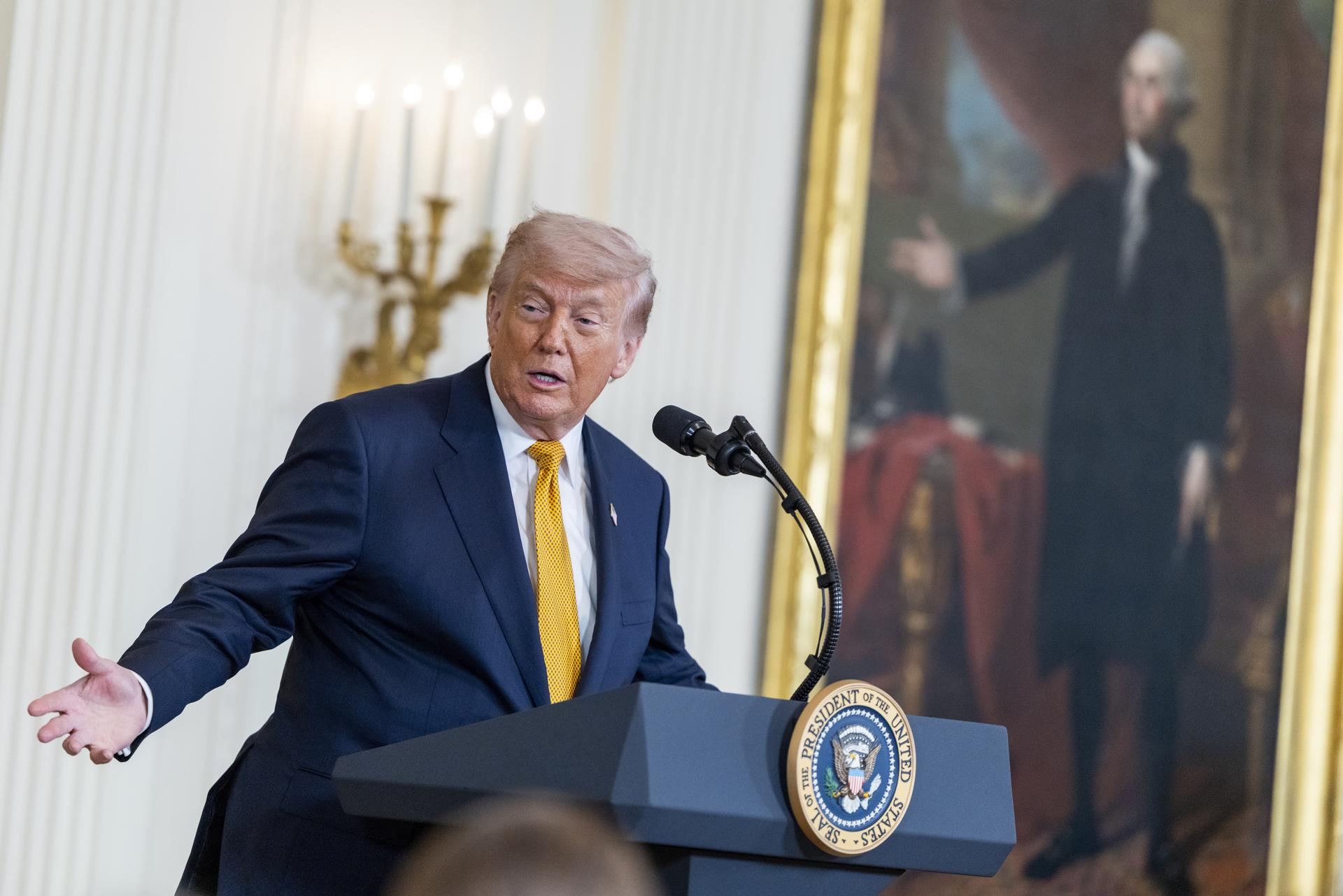 El presidente de Estados Unidos, Donald Trump, fue captado, este 6 de mayo, durante un acto en el Salón Este de la Casa Blanca, en Washington DC (EE.UU.). EFE/Shawn Thew