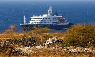 Imagen del 4 de mayo de 2026 del crucero holandés MV Hondius anclado frente a la costa de la ciudad de Praia en la isla de Santiago, Cabo Verde. EFE/EPA/ELTON MONTEIRO
