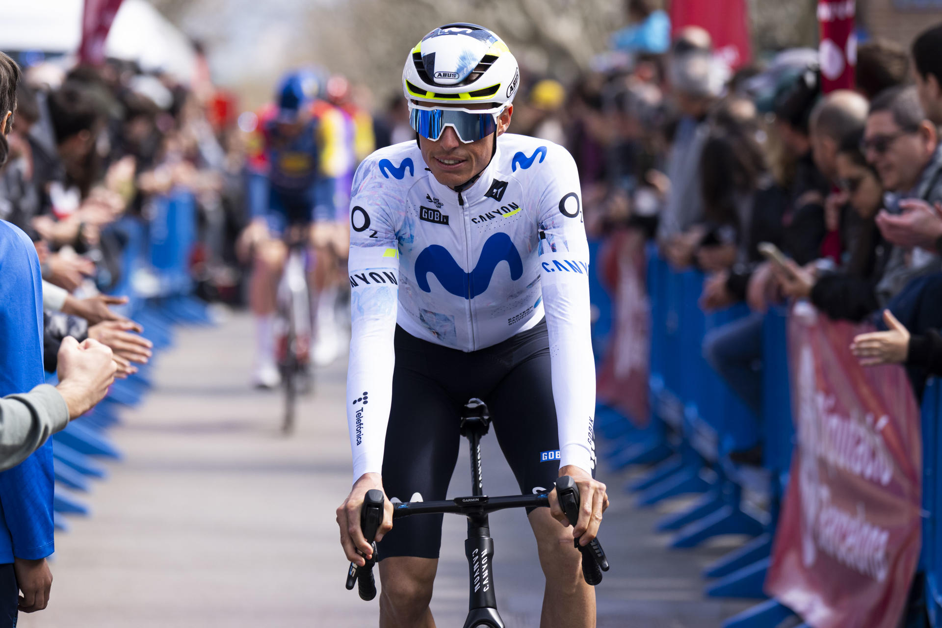 Fotografía de Siu Wu, en la que puede verse en una imagen de archivo del pasado 28 de marzo al ciclista de Movistar Enric Mas, durante una prueba. EFE