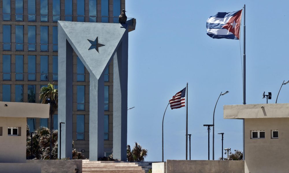 Fotografía de archivo que muestra un área de la sede de la Embajada de Estados Unidos en La Habana (Cuba). EFE/ Ernesto Mastrascusa