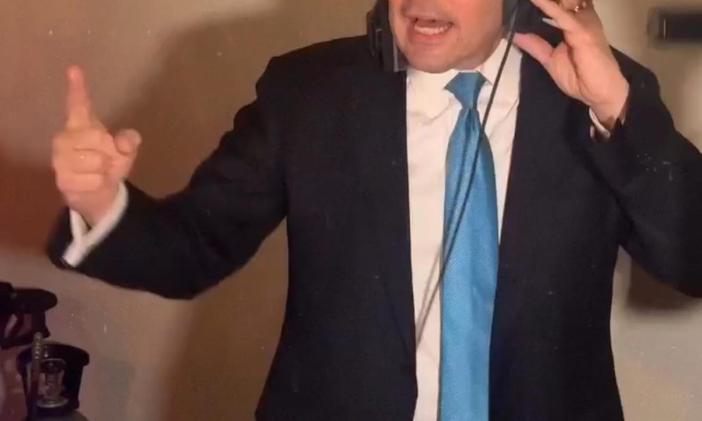 Captura de video tomada a través de rastreo de redes que muestra al secretario de Estado de EE.UU., Marco Rubio, como DJ durante una boda, siguiendo la letra con los labios y moviendo la cabeza al ritmo de la música electrónica mientras lleva cascos, se volvieron virales en redes sociales este fin de semana. EFE/ Rastreo de Redes /SOLO USO EDITORIAL/ NO VENTAS/ SOLO DISPONIBLE PARA ILUSTRAR LA NOTICIA QUE ACOMPAÑA (CRÉDITO OBLIGATORIO)