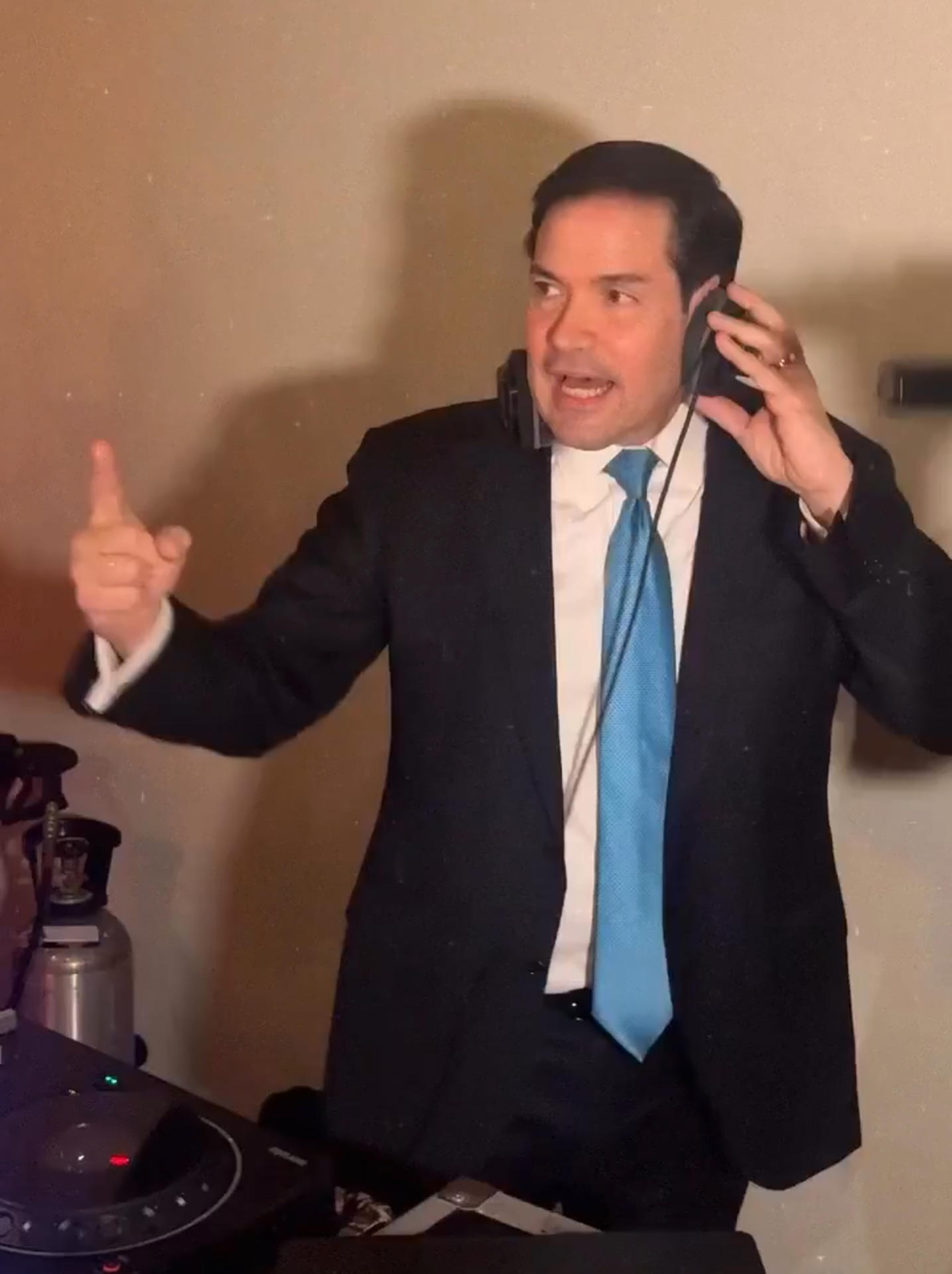 Captura de video tomada a través de rastreo de redes que muestra al secretario de Estado de EE.UU., Marco Rubio, como DJ durante una boda, siguiendo la letra con los labios y moviendo la cabeza al ritmo de la música electrónica mientras lleva cascos, se volvieron virales en redes sociales este fin de semana. EFE/ Rastreo de Redes /SOLO USO EDITORIAL/ NO VENTAS/ SOLO DISPONIBLE PARA ILUSTRAR LA NOTICIA QUE ACOMPAÑA (CRÉDITO OBLIGATORIO)