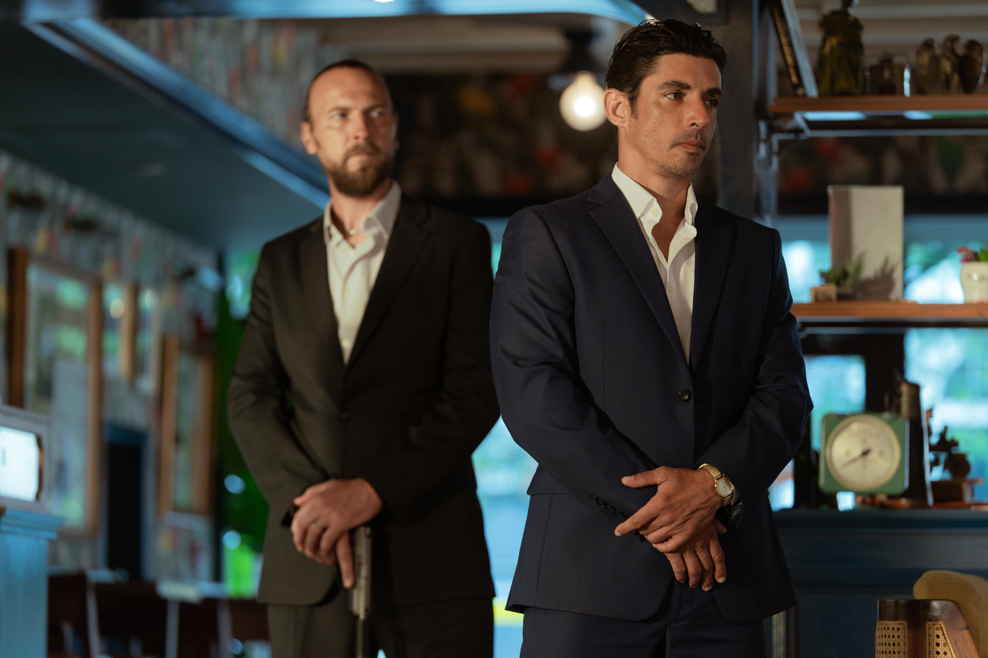 Fotograma cedido por Peacock donde aparece Alberto Guerra (d) como Elias, durante una escena de un episodio de la serie 'M.I.A.'.Guerra regresa a la pequeña pantalla con 'M.I.A.', un suspense sobre el narcotráfico en los Cayos de Florida que pone de manifiesto la cultura latina en Estados Unidos en un momento en el que la comunidad busca una narrativa propia frente a los estereotipos de Hollywood. EFE/ Jeff Daly/ Peacock /SOLO USO EDITORIAL/ NO VENTAS/ SOLO DISPONIBLE PARA ILUSTRAR LA NOTICIA QUE ACOMPAÑA (CRÉDITO OBLIGATORIO)
