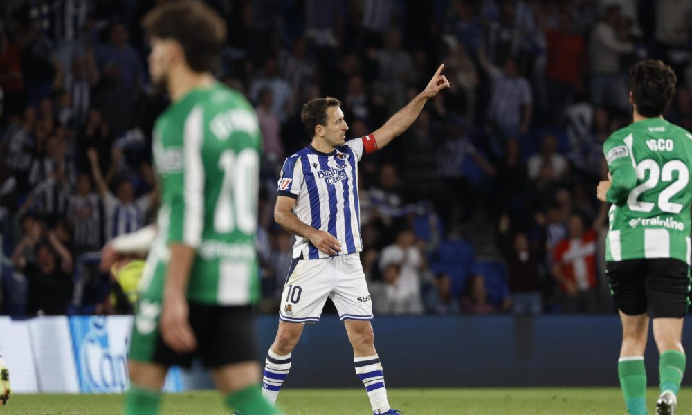 El delantero de la Real Sociedad, Mikel Oyarzabal, celebra el segundgo gol durante el encuentro correspondiente a la jornada 35 de Laliga EA Sports que disputaron Real Sociedad y Betis en el estadio de Anoeta, en San Sebastián. EFE / Juan Herrero.