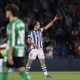El delantero de la Real Sociedad, Mikel Oyarzabal, celebra el segundgo gol durante el encuentro correspondiente a la jornada 35 de Laliga EA Sports que disputaron Real Sociedad y Betis en el estadio de Anoeta, en San Sebastián. EFE / Juan Herrero.
