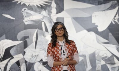 La relatora de la ONU para los territorios palestinos, Francesca Albanese, posa frente al 'Guernica' en el Museo Reina Sofía de Madrid. EFE/Mariscal