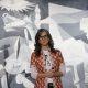 La relatora de la ONU para los territorios palestinos, Francesca Albanese, posa frente al 'Guernica' en el Museo Reina Sofía de Madrid. EFE/Mariscal