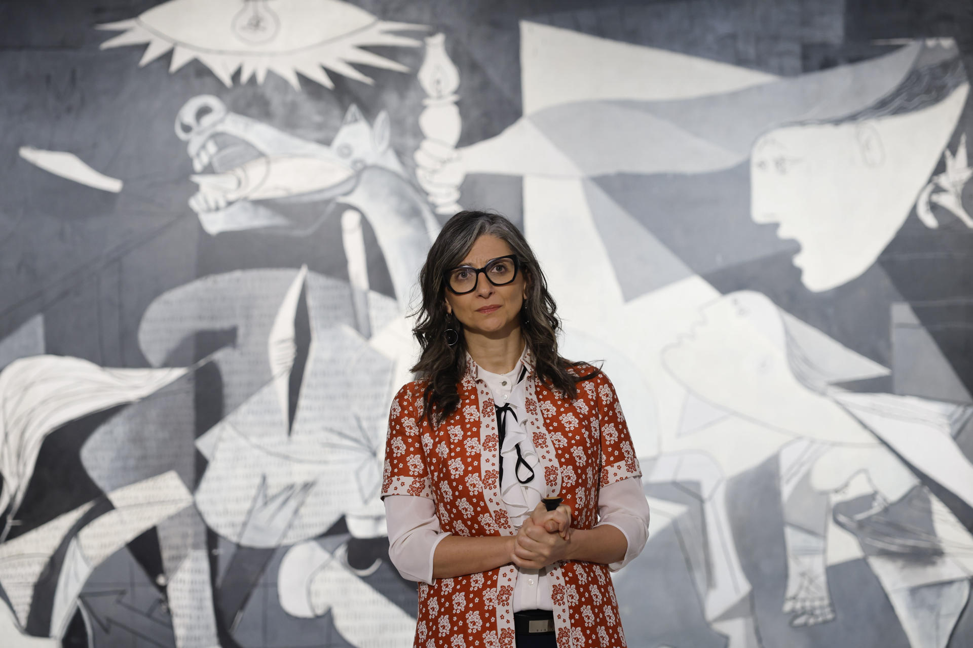 La relatora de la ONU para los territorios palestinos, Francesca Albanese, posa frente al 'Guernica' en el Museo Reina Sofía de Madrid. EFE/Mariscal