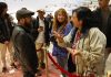BOGOTÁ (COLOMBIA), 05/05/2026.- El actor Ubeimar Ríos conversa con sus seguidores durante un evento celebrado el pasado 25 de abril. Con solo una película en su haber y una limitada experiencia, el colombiano Ubeimar Ríos ha conseguido una nominación a los Premios Platino por su labor en 'Un poeta', un reconocimiento inesperado que representa más un comienzo que una consolidación, como reconoce en una entrevista con EFE. "Me llega finalizando mi profesión docente y, por qué no, empezando la profesión actoral", explicó Ríos en una entrevista que se desarrolló durante la Feria Internacional del Libro de Bogotá, rodeado de asistentes a la FILBo, que se aglomeraron a la espera de hacerse fotos con él al terminar la charla. EFE/ Mauricio Dueñas Castañeda
