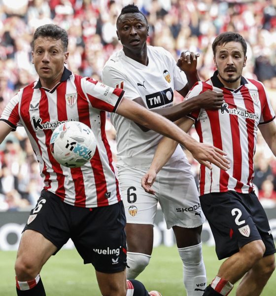 El delantero nigeriano del Valencia Umar Sadiq (c) disputa el balón ante Andoni Gorosabel (d) y Mikel Vesga, ambos del Athletic, durante el partido de Liga disputado en el estadio de San Mamés, en Bilbao. EFE/Miguel Toña