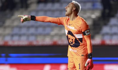 Keylor Navas de Pumas da indicaciones en un partido de repechaje. Imagen de archivo. EFE /David Martínez Pelcastre
