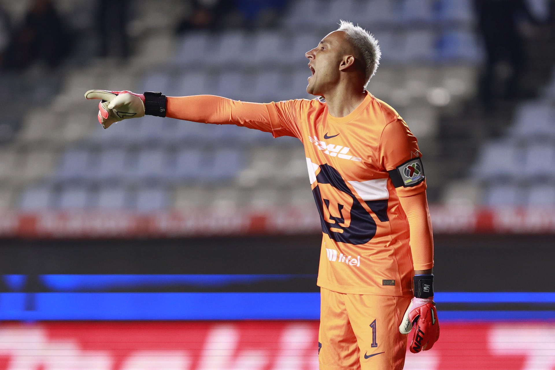 Keylor Navas de Pumas da indicaciones en un partido de repechaje. Imagen de archivo. EFE /David Martínez Pelcastre