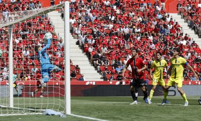 El portero del Villarreal Arnau Tenas (i) detiene un ataque durante el partido de la jornada 35 de LaLiga que Mallorca y Villarreal disputaron en el estadio de Son Moix de Palma. EFECati Cladera