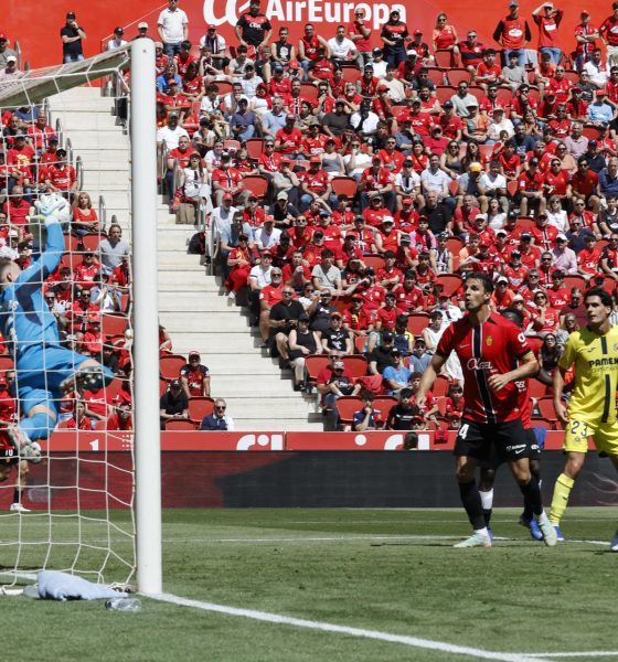 El portero del Villarreal Arnau Tenas (i) detiene un ataque durante el partido de la jornada 35 de LaLiga que Mallorca y Villarreal disputaron en el estadio de Son Moix de Palma. EFECati Cladera