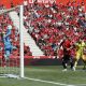 El portero del Villarreal Arnau Tenas (i) detiene un ataque durante el partido de la jornada 35 de LaLiga que Mallorca y Villarreal disputaron en el estadio de Son Moix de Palma. EFECati Cladera