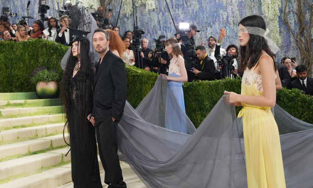 La cantante estadounidense Madonna (i) posa este lunes, durante la alfombra blanca de la Met Gala, en Nueva York (EE.UU.). La Met Gala inició con una actuación de un grupo de cantantes y bailarines que interpretó 'I Wanna Dance with Somebody', de Whitney Houston antes de dar paso a un desfile de celebridades. EFE/ Octavio Guzmán