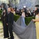La cantante estadounidense Madonna (i) posa este lunes, durante la alfombra blanca de la Met Gala, en Nueva York (EE.UU.). La Met Gala inició con una actuación de un grupo de cantantes y bailarines que interpretó 'I Wanna Dance with Somebody', de Whitney Houston antes de dar paso a un desfile de celebridades. EFE/ Octavio Guzmán