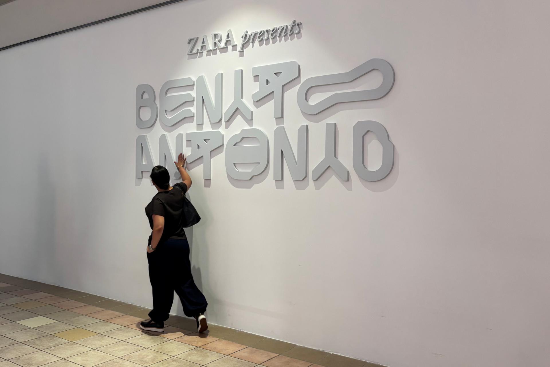 Una persona observa el logo de la nueva colección exclusiva 'Benito Antonio' este martes, en la tienda de la marca española Zara en el centro comercial Plaza Las Américas de San Juan (Puerto Rico). EFE/ Esther Alaejos