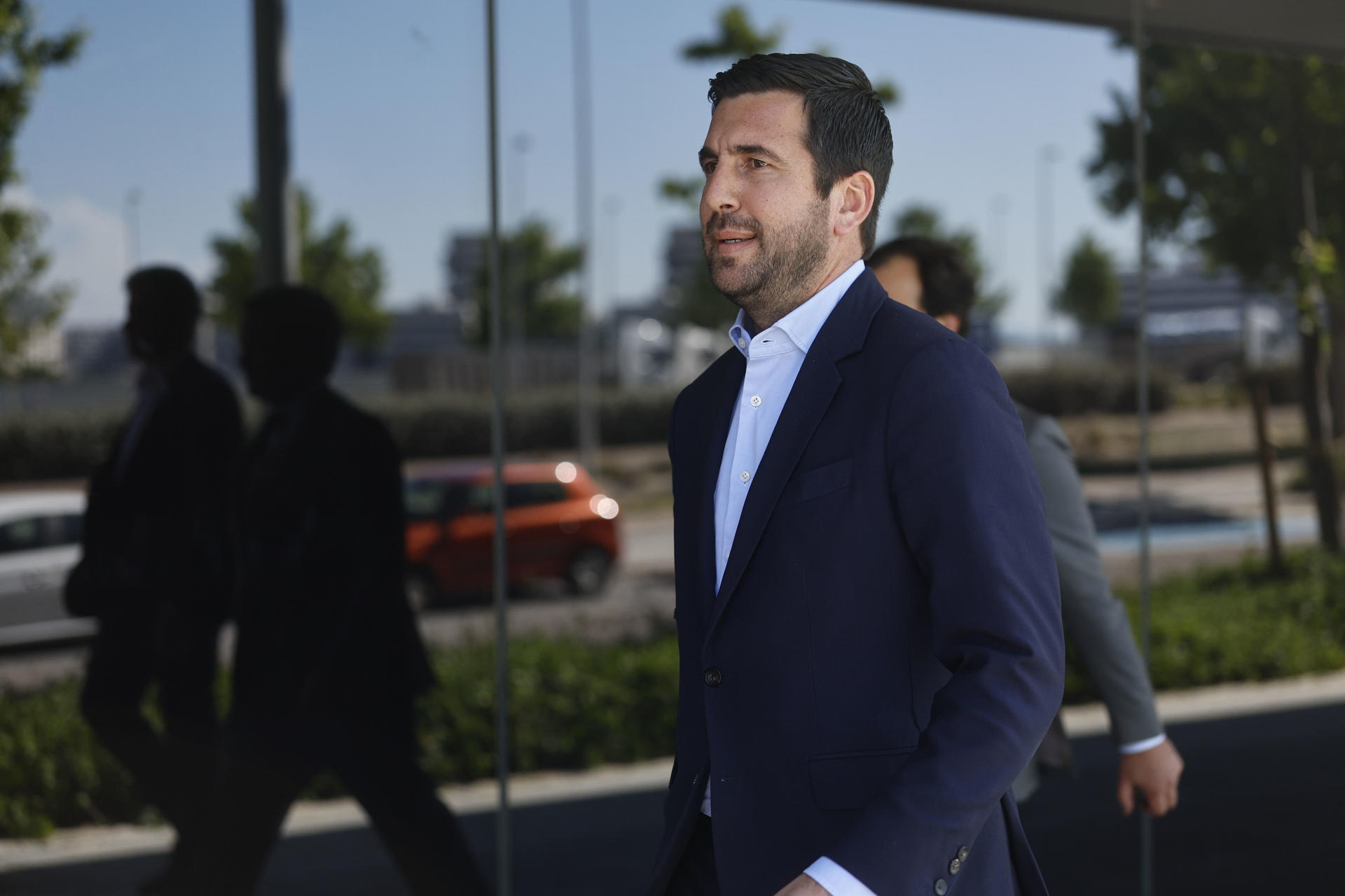 Enrique Riquelme, presidente de la empresa Cox Energy, a su llegada este sábado a las oficinas del Real Madrid en Valdebebas, para hacer entrega de toda la documentación requerida para confirmar su candidatura a la presidencia del Real Madrid. La junta electoral del club tendrá que dirimir, en un plazo máximo de 24 horas, si esta es admitida o no.-EFE/ Rodrigo Jiménez