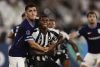 Kadir Barría (d) de Botafogo es sujetad por el defensor de Racing Alan Forneris durante el partido de la cuarta jornada de la Copa Sudamericana jugado este miércoles en el estadio Nilton Santos de Río de Janeiro. EFE/ André Coelho
