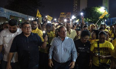 El exdiputado Juan Pablo Guanipa (c) participa en un protesta por la falla en los servicios públicos este martes, en Maracaibo (Venezuela). EFE/ Henry Chirinos
