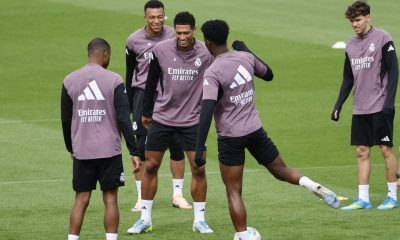 El centrocampista del Real Madrid, Aurélien Tchouaméni (2d), el centrocampista Jude Bellingham (3i) y el delantero Kylian Mbapeé (2i) durante el entrenamiento realizado este miércoles en la Ciudad Deportiva de Valdebebas en la víspera del encuentro liguero que el conjunto blanco disputa ante el Real Oviedo. EFE/Mariscal