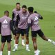 El centrocampista del Real Madrid, Aurélien Tchouaméni (2d), el centrocampista Jude Bellingham (3i) y el delantero Kylian Mbapeé (2i) durante el entrenamiento realizado este miércoles en la Ciudad Deportiva de Valdebebas en la víspera del encuentro liguero que el conjunto blanco disputa ante el Real Oviedo. EFE/Mariscal