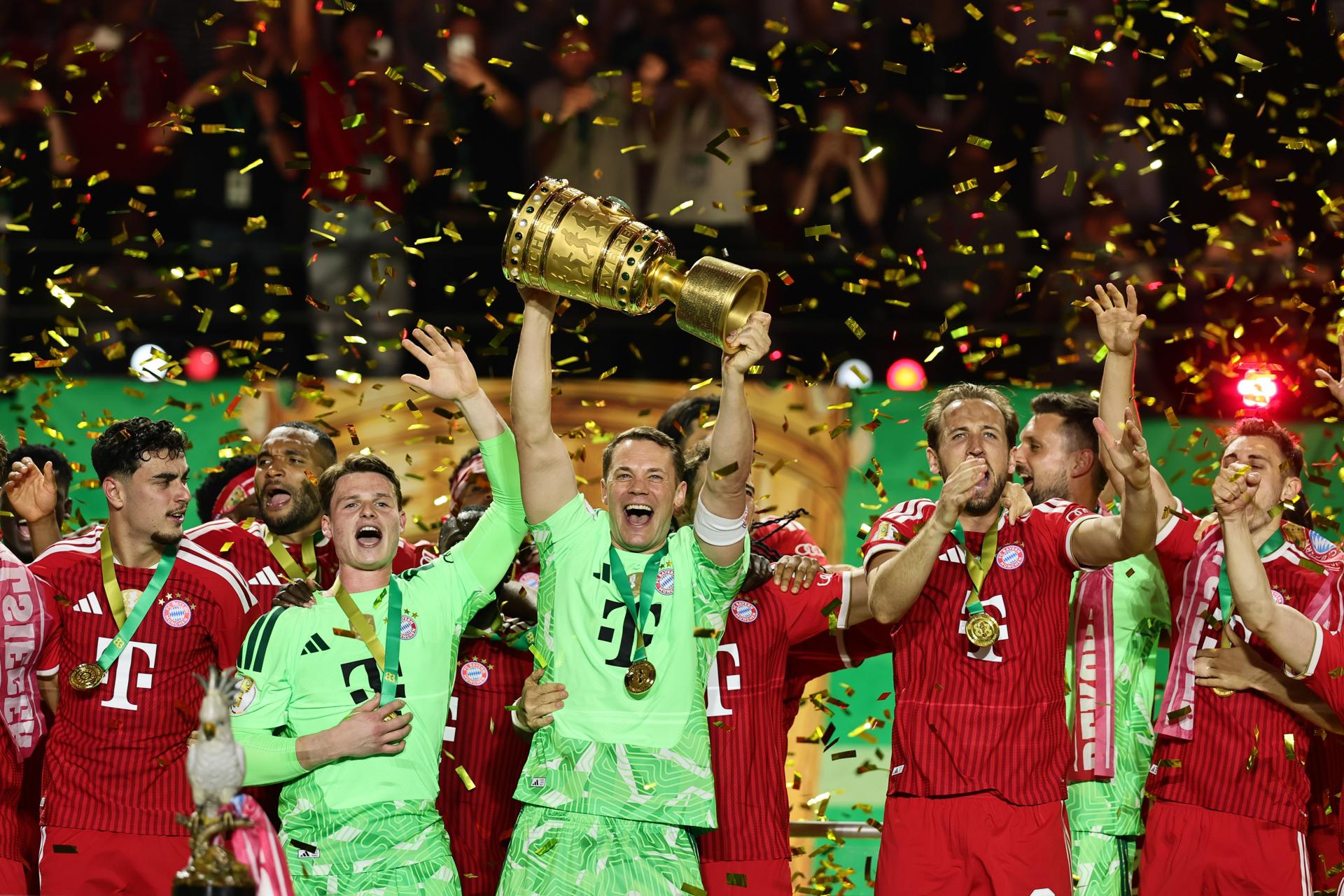El portero del Bayern Manuel Neuer levanta la DFB Cup finalen el Olímpico de Múnich, Alemania. EFE/EPA/RONALD WITTEK