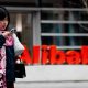 Imagen de archivo de una mujer pasando por delante del logo de Alibaba en su edificio en el Parque Xuhui Binjiang de Shanghái, China. EFE/EPA/ALEX PLAVEVSK