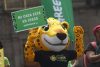 Integrantes de Greenpeace y la mascota jaguar 'Kanan' se manifiestan este sábado, a las afueras de Palacio Nacional en Ciudad de México (México). EFE/Sáshenka Gutiérrez
