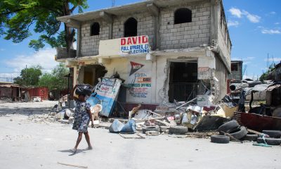 Una mujer camina con pocas pertenencias tras enfrentamientos entre grupos armados en Puerto Príncipe (Haití). EFE/ Jonet St Élois